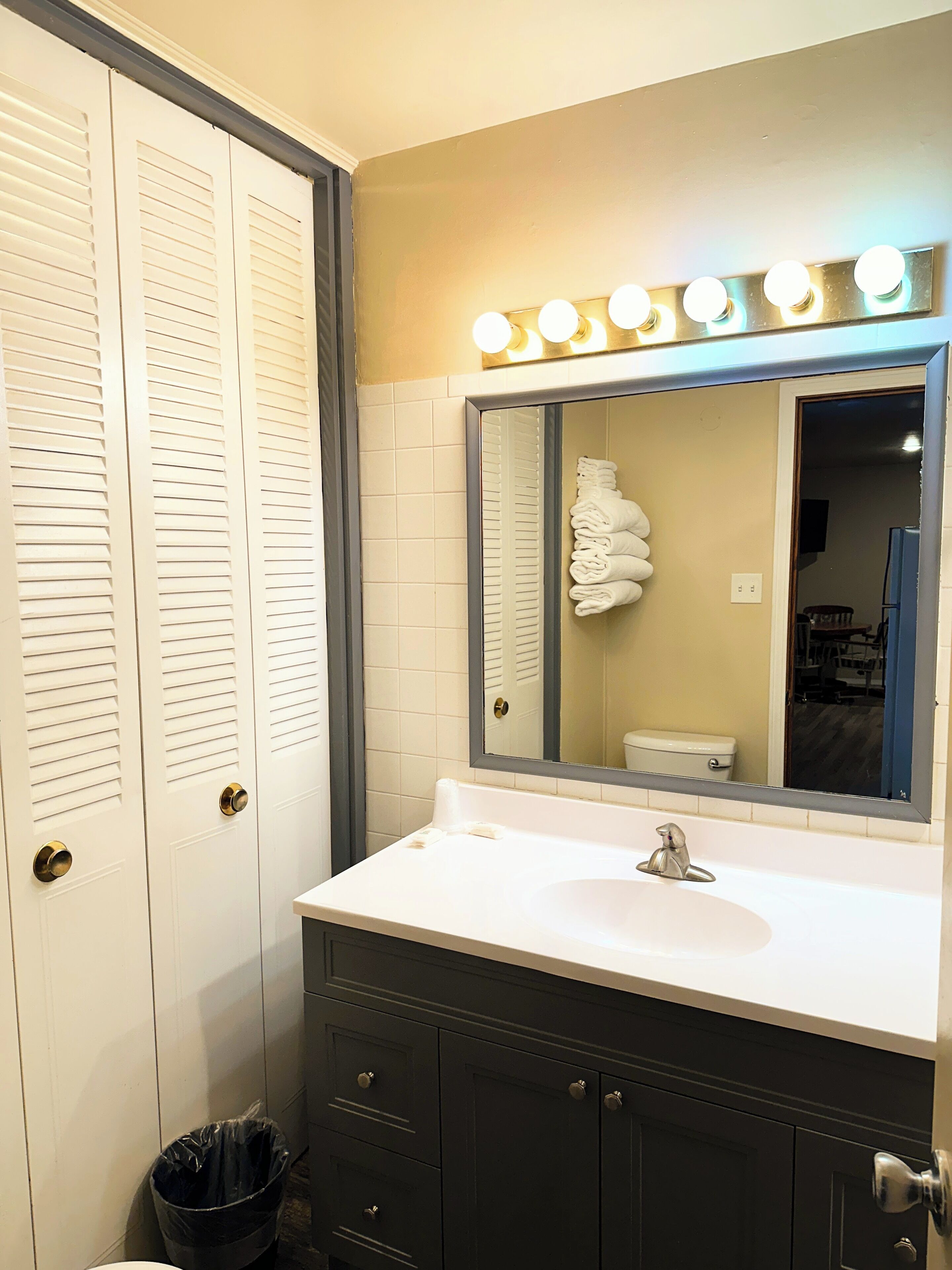 Basic Apartment | Bathroom | Combined shower/bathtub, rainfall showerhead, free toiletries, towels