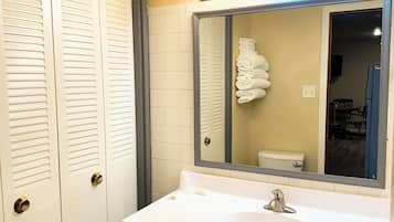 Departamento básico | Baño | Tina con regadera, regadera tipo lluvia, amenidades de baño gratuitas