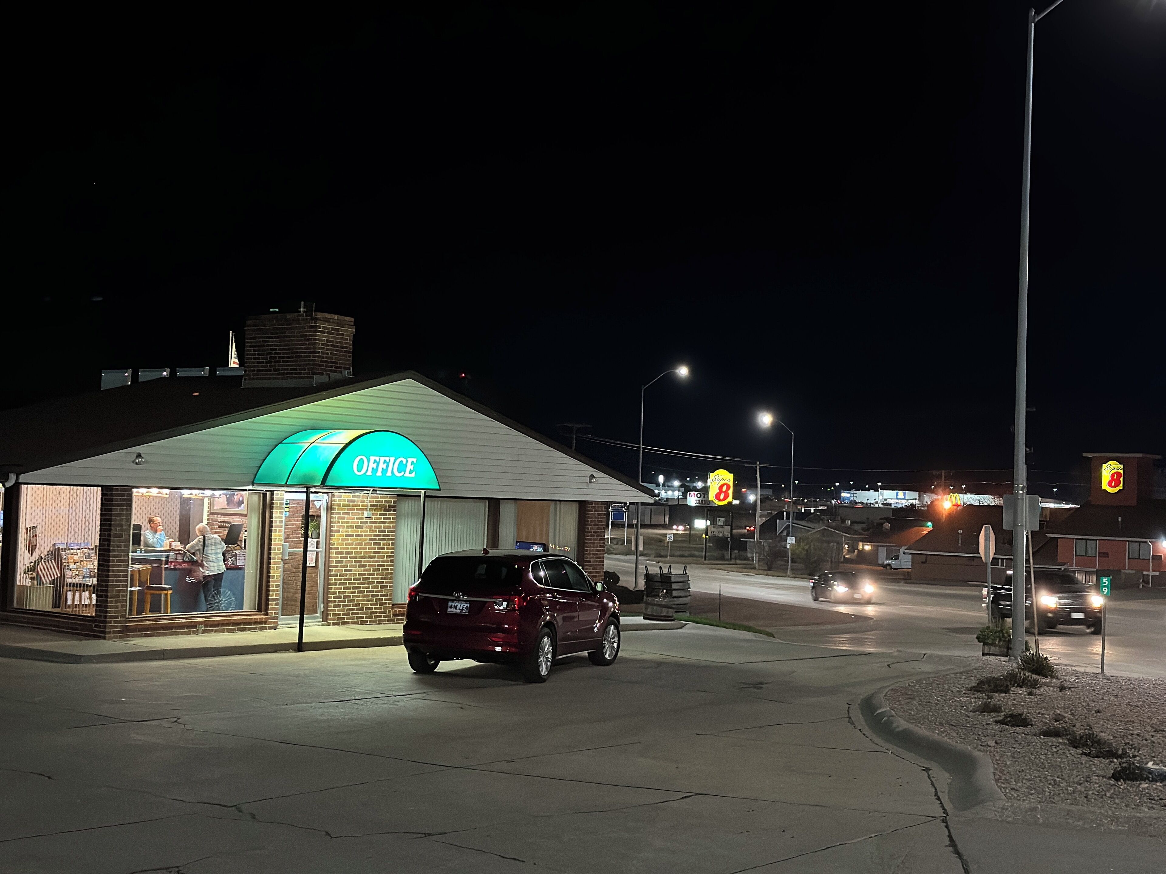 Bagian depan properti - sore/malam