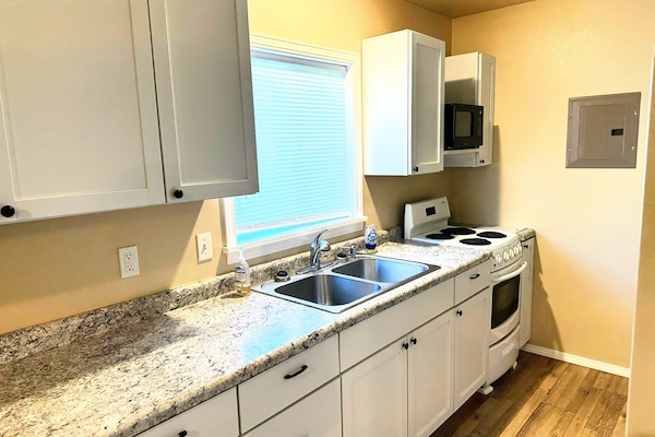 Basic Apartment | Private kitchen | Coffee/tea maker, fridge, microwave, oven
