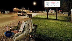 En västerninspirerad skylt för Westerner Motel, ett besökscenter och en bänk med en skylt där det står: ”Säg adjö till Fred”.