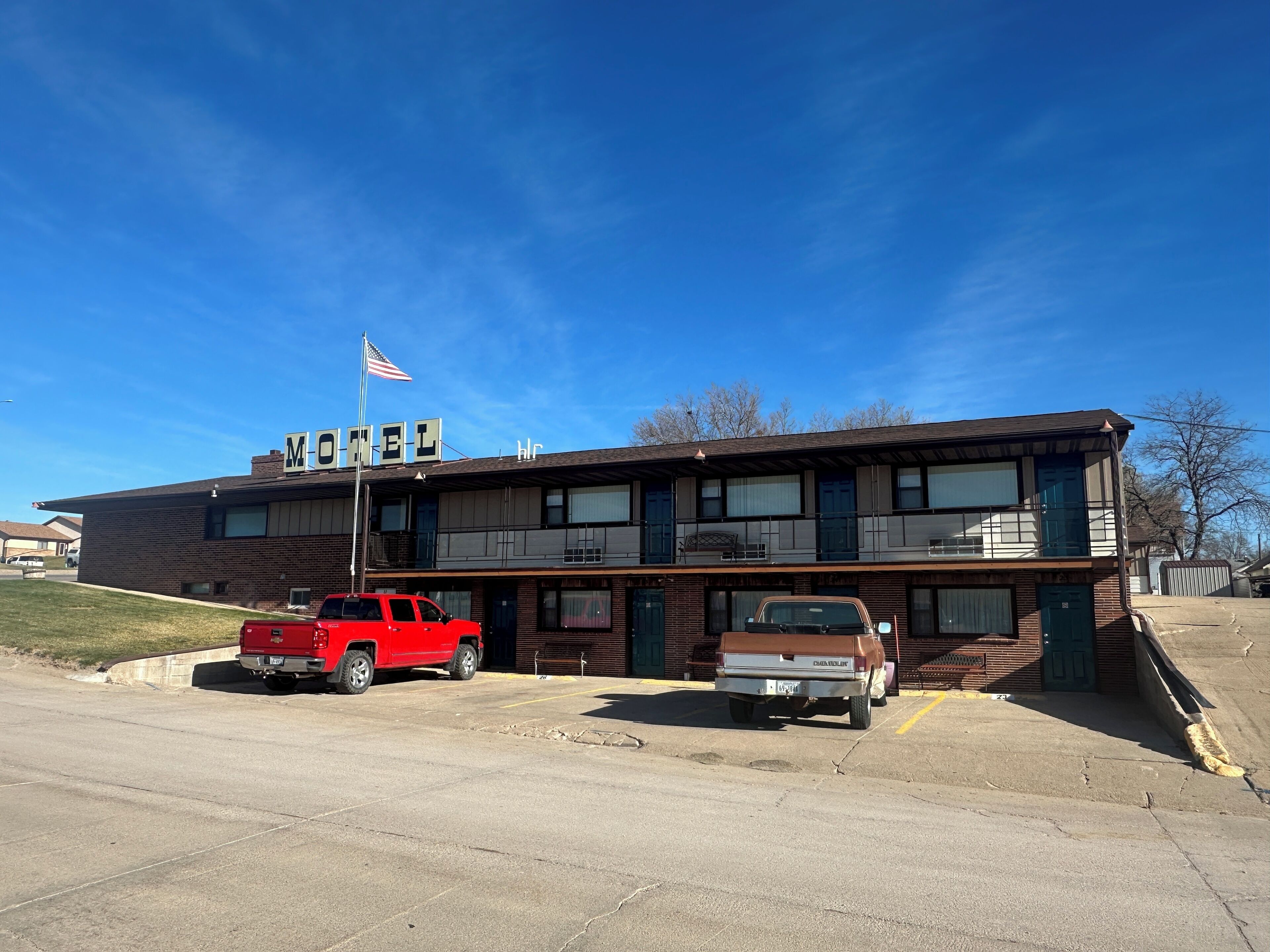 Bagian depan properti - sore/malam