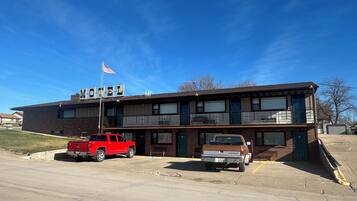 Bagian depan properti - sore/malam