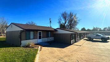 Vista frontal de la propiedad por la tarde o noche