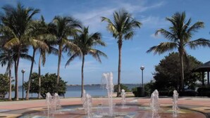 A circular water fountain surrounded by palm trees and a view of the sea. - Dockside studio in Jensen Beach (Jensen Beach)