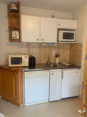 Mikrobølgeovn, ovn, kokeplater og oppvaskmaskin