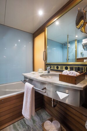 Combined shower/bathtub, hair dryer, towels, soap - MY Alyssa Nile Cruise  (Luxor)