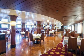 Spécialités Cuisine locale et internationale