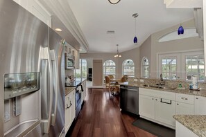 ثلاجة، ميكروويف، فرن، موقد طهي مسطح