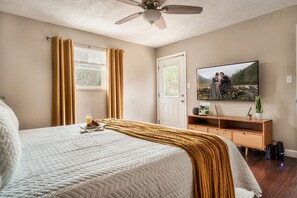 1 bedroom, iron/ironing board, free WiFi, bed sheets - Outlander Couples Cottage/Walk to Downtown/Hot Tub (Gatlinburg)