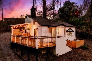 Exterior - Outlander Couples Cottage/Walk to Downtown/Hot Tub (Gatlinburg)