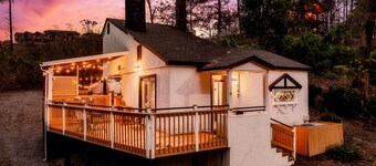 Outlander Couples Cottage/Walk to Downtown/Hot Tub