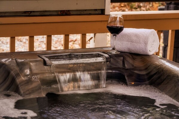 Spa - Outlander Couples Cottage/Walk to Downtown/Hot Tub (Gatlinburg)