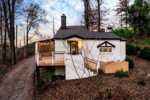 Exterior - Outlander Couples Cottage/Walk to Downtown/Hot Tub (Gatlinburg)