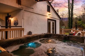 Outdoor spa tub - Outlander Couples Cottage/Walk to Downtown/Hot Tub (Gatlinburg)