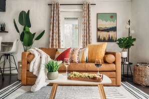 Smart TV, fireplace, books - Outlander Couples Cottage/Walk to Downtown/Hot Tub (Gatlinburg)