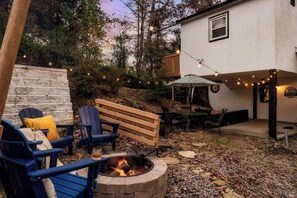 Outdoor dining - Outlander Couples Cottage/Walk to Downtown/Hot Tub (Gatlinburg)