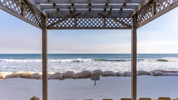 En la playa, camastros y toallas de playa