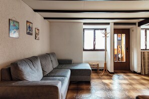 아파트, 정원 전망 | 거실 공간 | 위성 채널 시청이 가능한 32인치 평면 TV