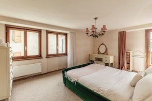 Departamento, vista al jardín | 3 habitaciones, edredón, tabla de planchar con plancha y wifi gratis 
