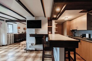 아파트, 정원 전망 | 거실 공간 | 위성 채널 시청이 가능한 32인치 평면 TV