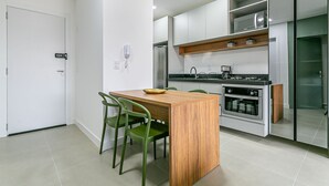 Kaffetrakter/tekoker, kjøleskap, mikrobølgeovn og ovn
