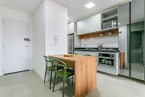 Kühlschrank, Mikrowelle, Ofen, Wasserkocher mit Kaffee-/Teezubehör