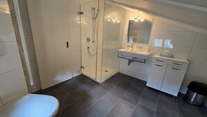 Dusj, hårføner, såpe og toalettpapir