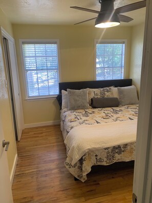 3 bedrooms, iron/ironing board, travel cot, WiFi - Yellow Rose of Texas at Lake LBJ/Horseshoe bay ~ Cottonwood Shores Grt location  (Cottonwood Shores)