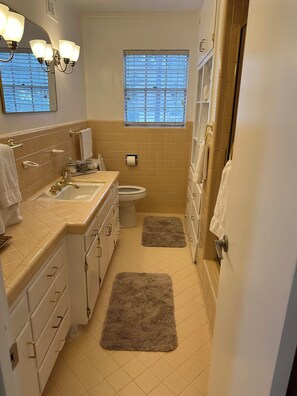 Shower, jetted bath, hair dryer, towels - Yellow Rose of Texas at Lake LBJ/Horseshoe bay ~ Cottonwood Shores Grt location  (Cottonwood Shores)
