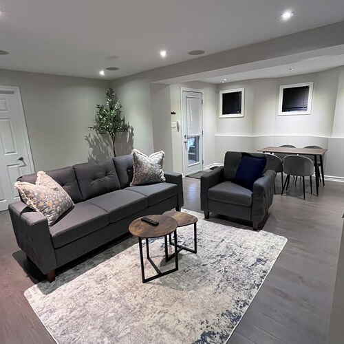 Chic 2-bedroom corporate apartment in enchanting Whitby with AC, WiFi