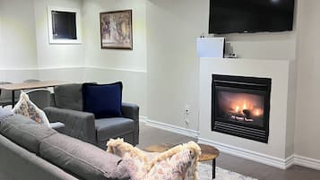 Smart TV, fireplace