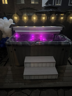 Outdoor spa tub - Chic 2-bedroom corporate apartment in enchanting Whitby with AC, WiFi (Whitby)