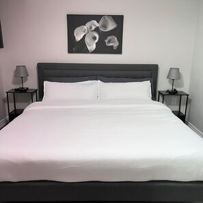 2 bedrooms, iron/ironing board, free WiFi - Chic 2-bedroom corporate apartment in enchanting Whitby with AC, WiFi (Whitby)