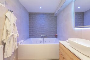 Habitación doble estándar | Baño | Secadora de cabello, toallas, jabón, shampoo