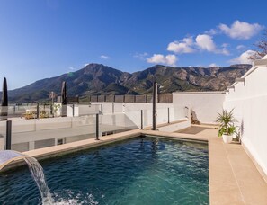 Una piscina al aire libre de temporada