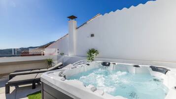 Bañera de hidromasaje al aire libre