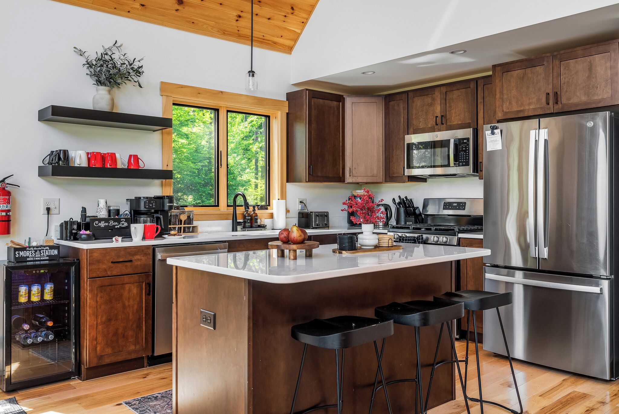 Geladeira, micro-ondas, fogão, cooktop