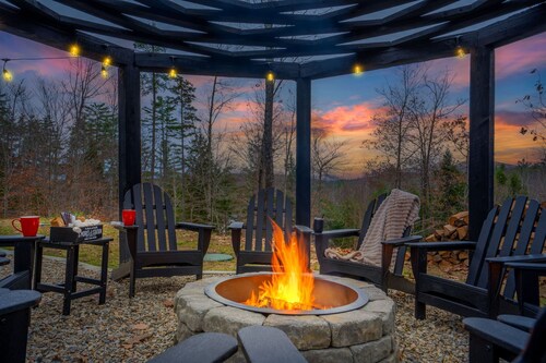 New A-Frame Chalet- Views- Heated SwimSpa- Firepit- Sauna- Dogs OK- Sleeps 14