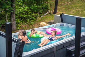 Banyera d'hidromassatge a l'aire lliure