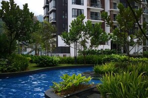 A residential building with a swimming pool surrounded by greenery. - The Loft@Midhill Genting Highlands (Genting Highlands)