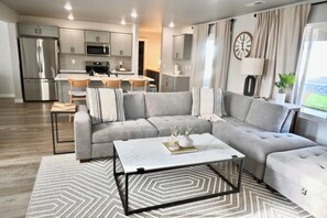 Smart TV - Ultimate Sports & Relaxation Retreat – Private Courts & Large Yard (Nampa)