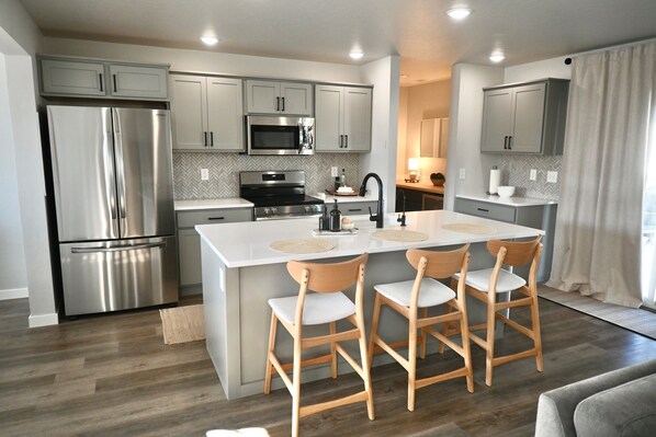 Fridge, microwave, oven, stovetop - Ultimate Sports & Relaxation Retreat – Private Courts & Large Yard (Nampa)