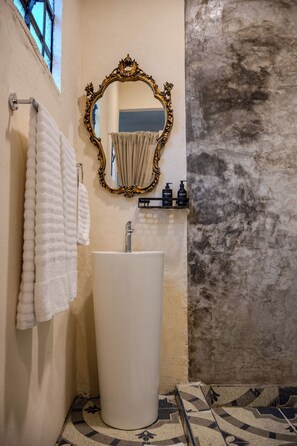 Shower, hair dryer, towels, soap - Casa Toto - Centro Luxe Retreat  (Mérida)