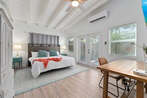 4 soverom, skrivebord, strykejern/-brett og reiseseng for barn