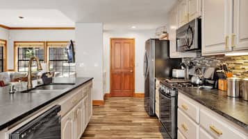 Chalet, Multiple Beds, Hot Tub, Partial Sea View (2472) | Private kitchen | Coffee/tea maker