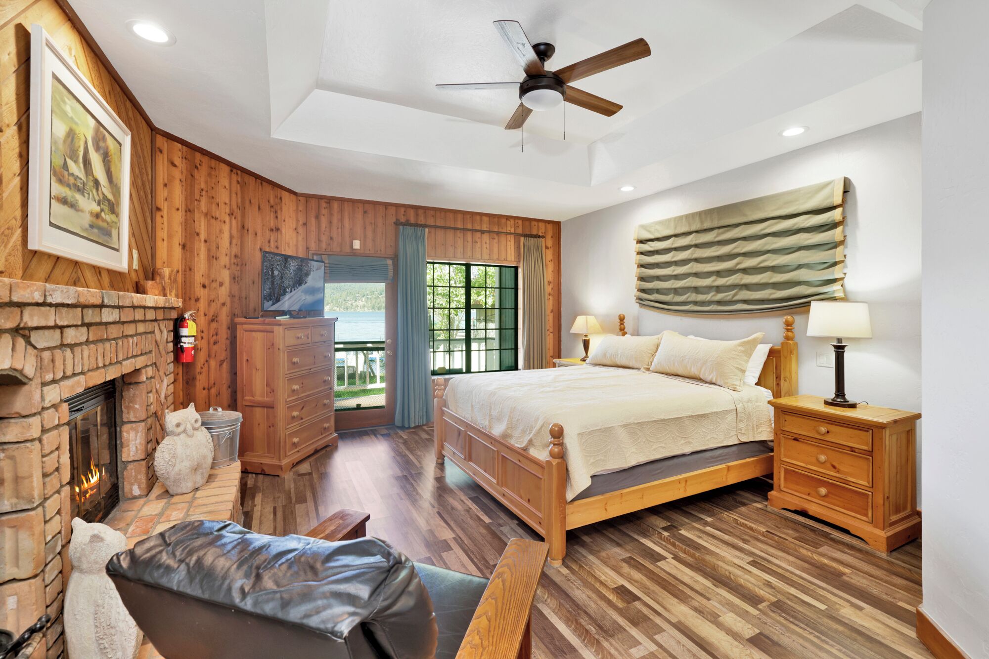 Chalet, Multiple Beds, Hot Tub, Partial Sea View (2472) | 3 bedrooms, individually decorated, individually furnished, bed sheets