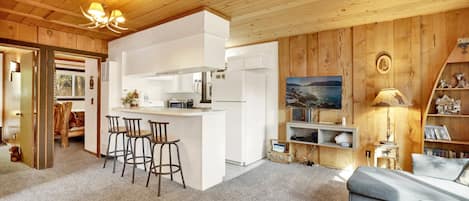 Cabane, plusieurs lits, patio, vue montagne (2485) | Coin séjour | Cheminée