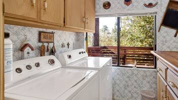 Cabaña, varias camas, patio, vista a la montaña (2494) | Lavandería