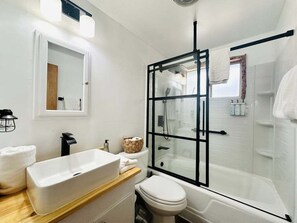 Huisje, meerdere bedden, hot tub, uitzicht op bergen (2492) | Badkamer | Designer toiletartikelen, handdoeken, toiletpapier
